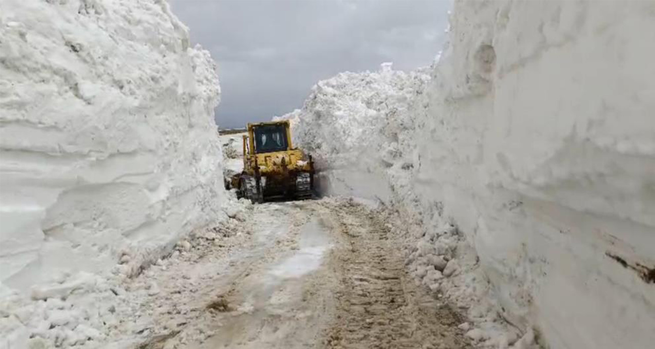 Yüksekova’da 3 metrelik karda yol açma çalışması