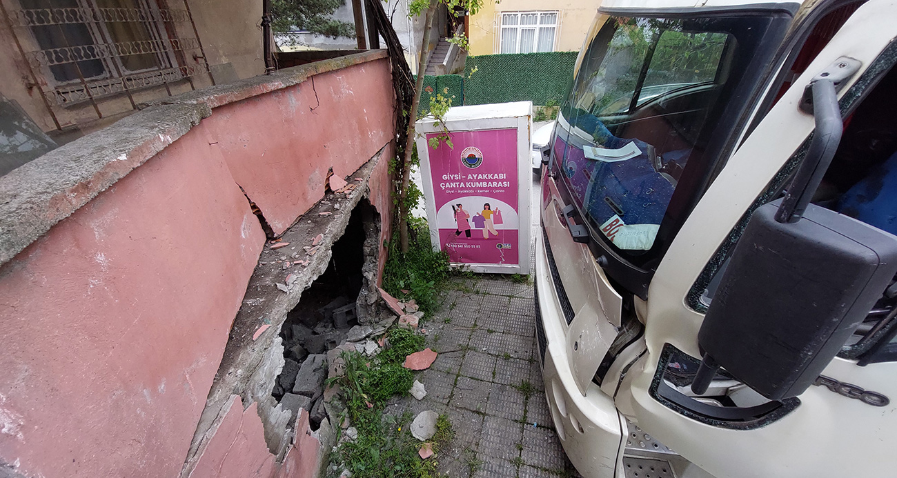 Çarptığı metruk binanın duvarını yıktı