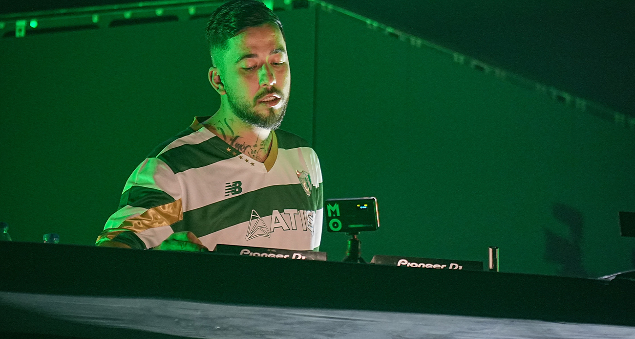 Türk DJ Mahmut Orhan sahneye Bursaspor formasıyla çıktı