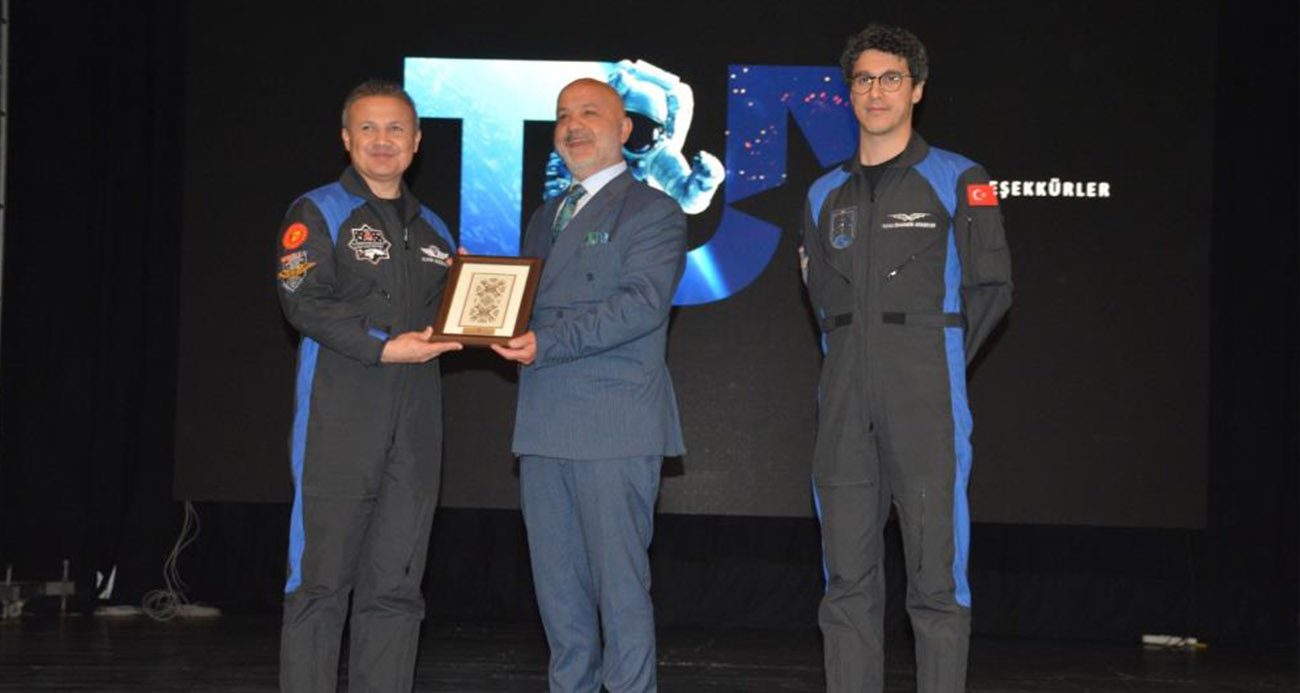 Astronot Alper Gezeravcı, seyir defterini Kıbrıs’la paylaştı