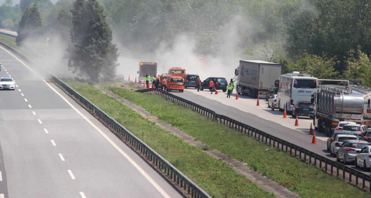 Otoyolda lastiği patlayan tır, bariyerlere çarptı: Bölgede uzun araç kuyrukları oluştu