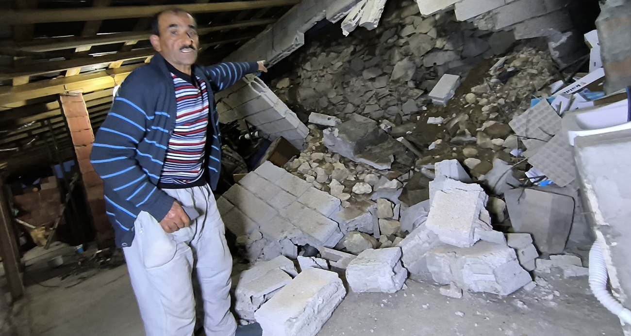 Kaya parçaları evin çatı katını yıktı