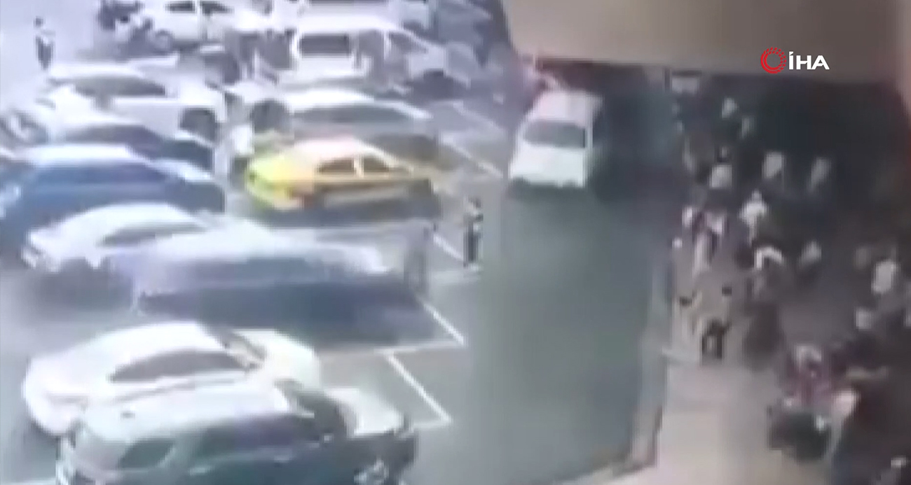 Filipinler'de havalimanında bir sürücü aracıyla kalabalığa daldı: 2 ölü