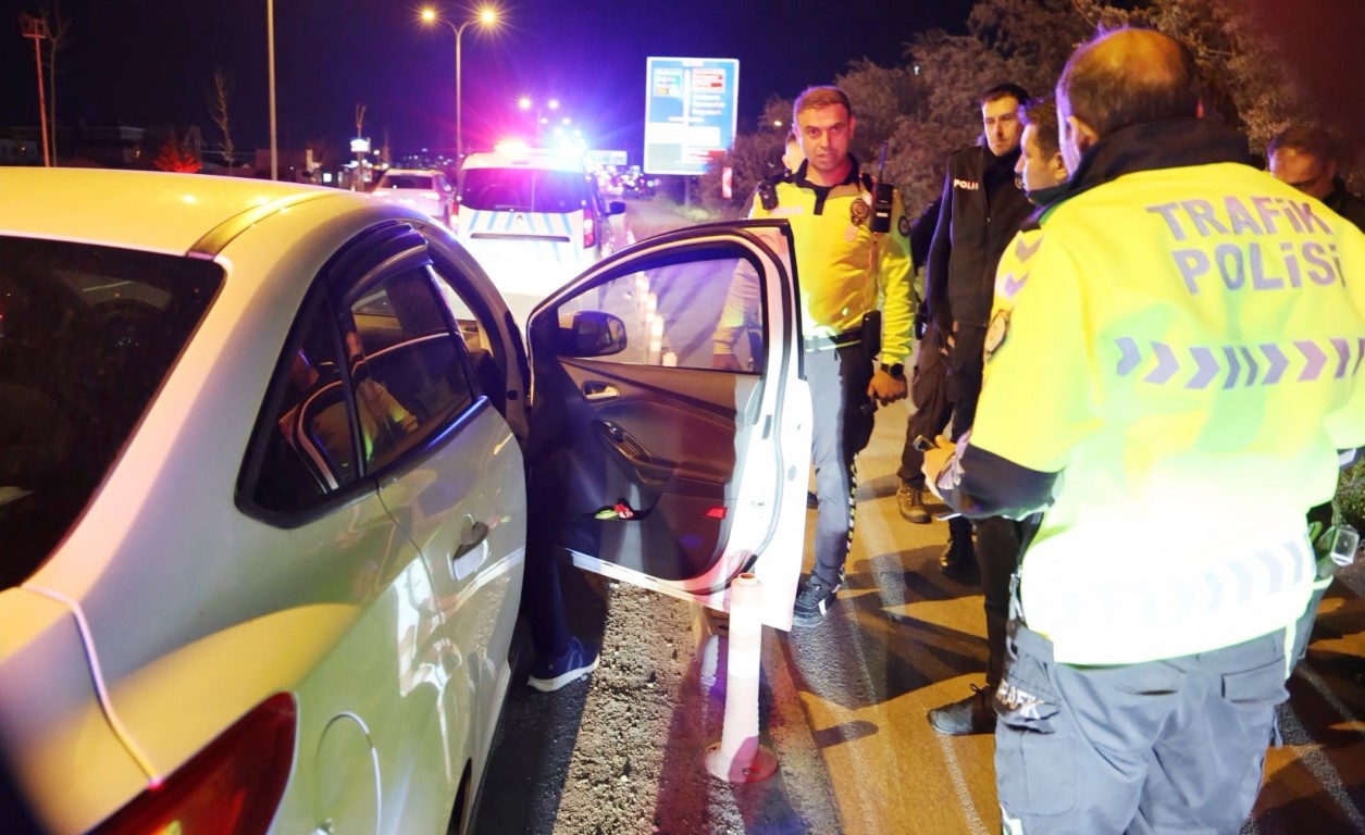 Kovalamaca sonucu yakalanan sürücüyle polisin imtihanı