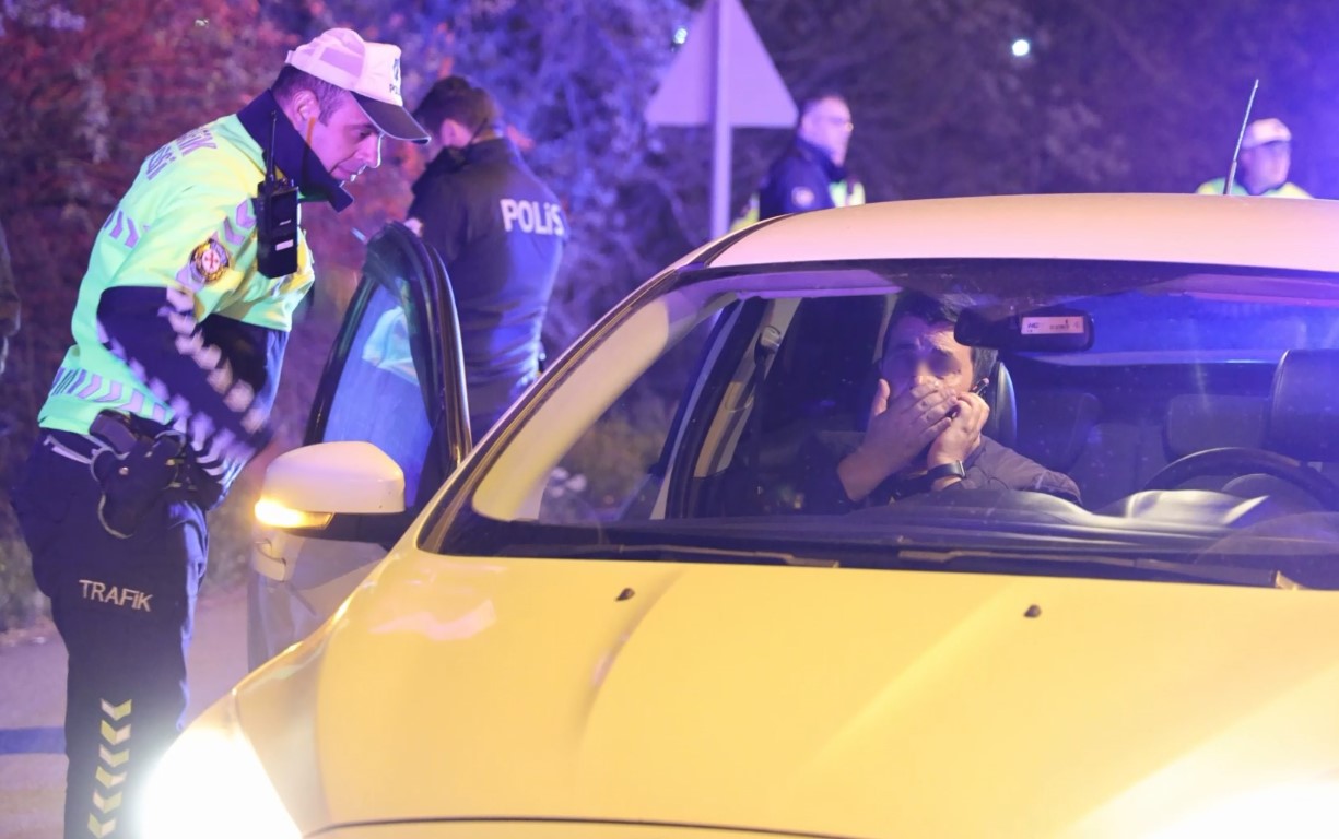 Kovalamaca sonucu yakalanan sürücüyle polisin imtihanı