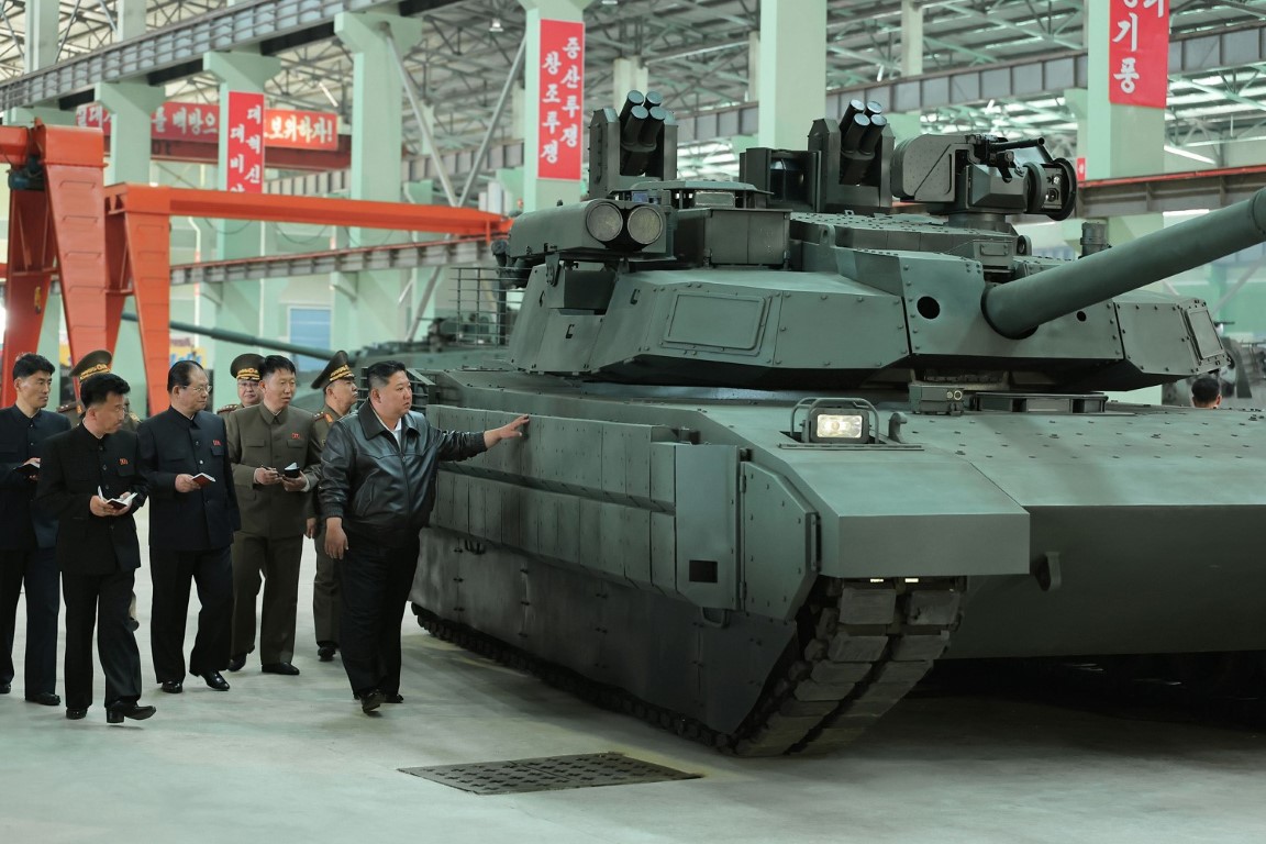 Kuzey Kore lideri Kim tank fabrikasını gezdi, daha fazla üretim talimatı verdi