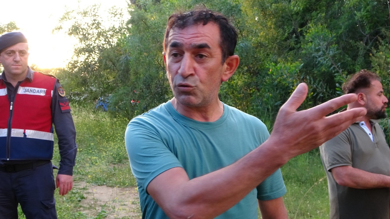 Suların yükseldiğini fark etmeyince ırmaktaki adacıkta mahsur kaldılar