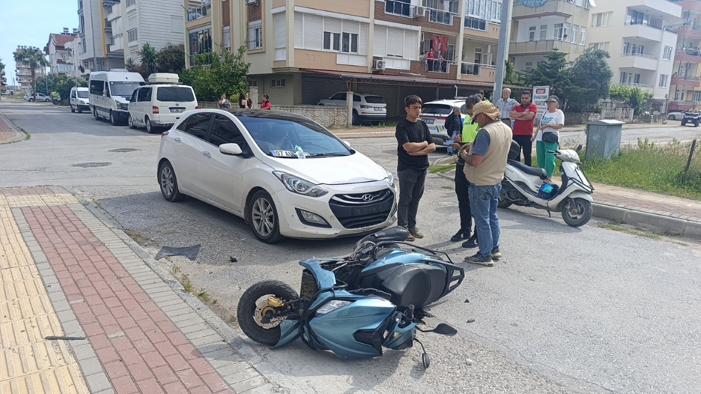 Antalya’da otomobille çarpışan motosiklet sürücüsü havada taklalar attı