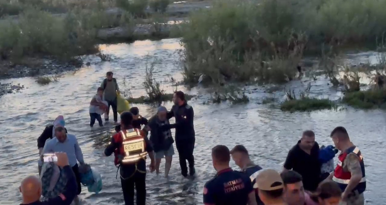 Batman’da su seviyesinin yükseldiği alanda mahsur kalan 25 kişi kurtarıldı