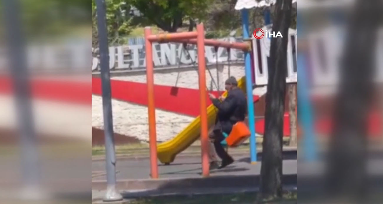 Salıncakta sallanarak çocukluk günlerine döndü
