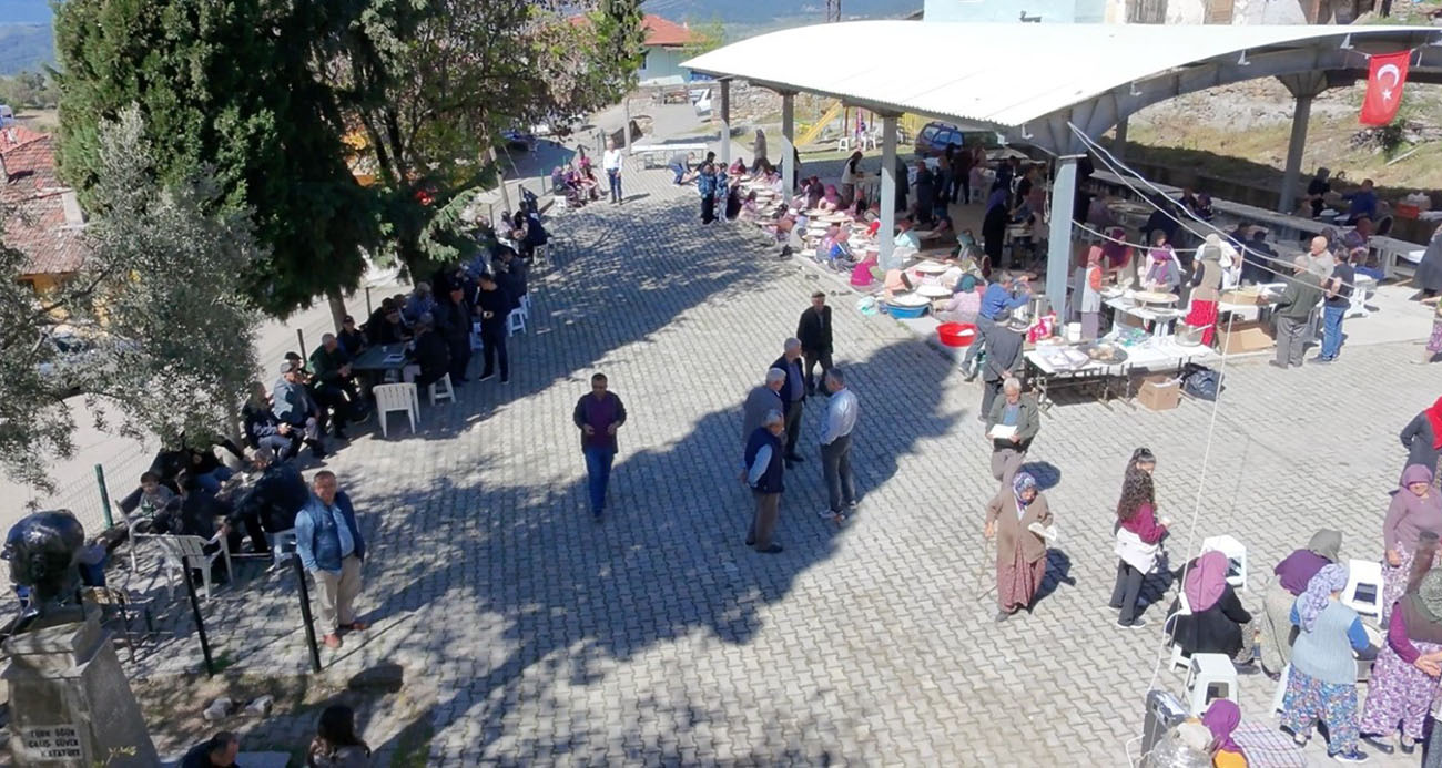 Köyün kadınları seferber oldu, binlerce gözleme aynı anda pişti