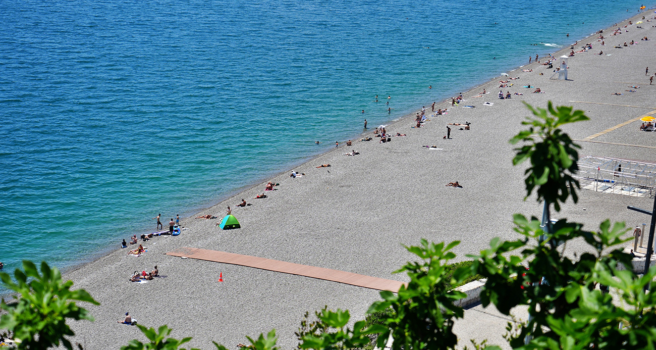 Antalya’da termometreler 28 dereceyi gösterdi, tatilciler denizin keyfini çıkardı