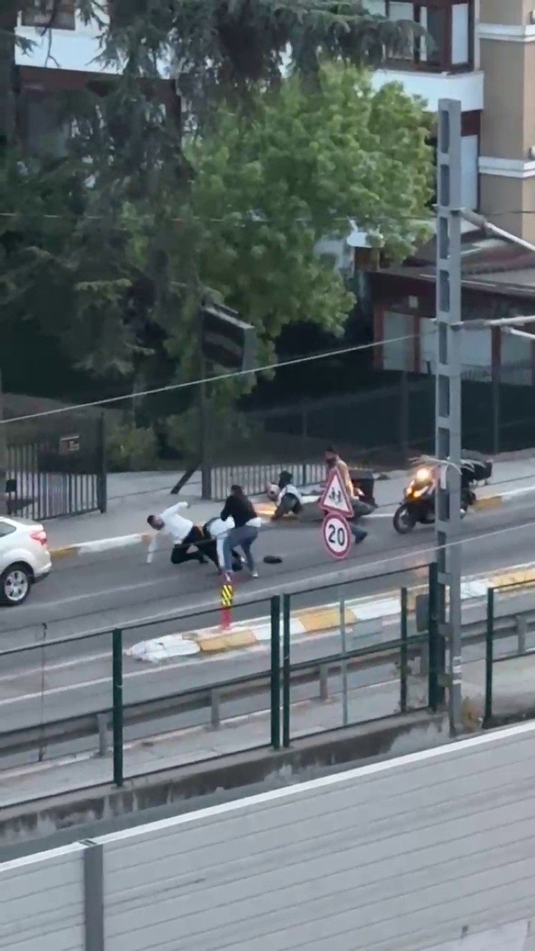 Pendik’te yol verme kavgası: Yumruklar, kask ve bıçak havada uçuştu