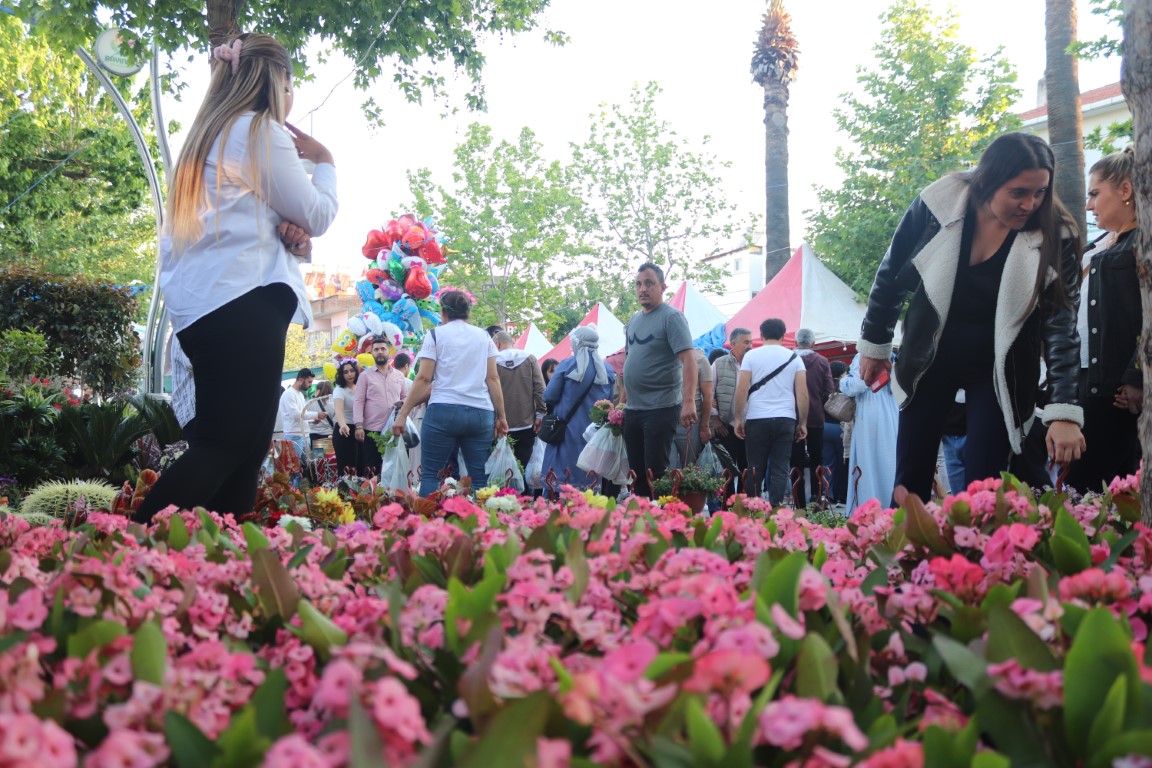 Alyalina Kozmetik, Bayındır Çiçek Festivali’nde doğal ürünleriyle dikkat çekti