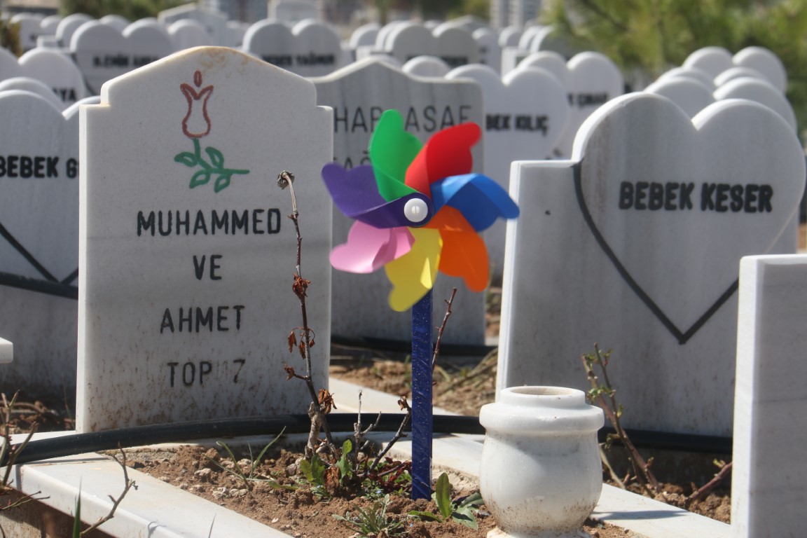 Bu mezarlıkta her taş bir acıyı anlatıyor