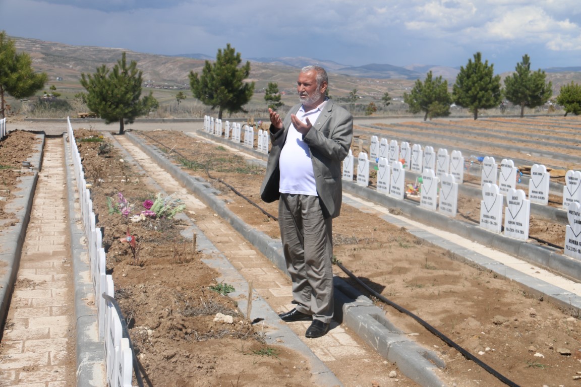 Bu mezarlıkta her taş bir acıyı anlatıyor