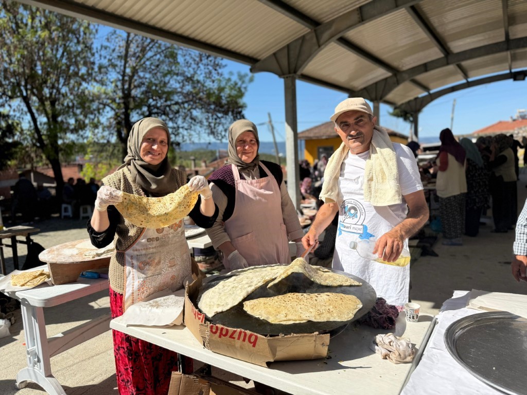 Köyün kadınları seferber oldu, binlerce gözleme aynı anda pişti