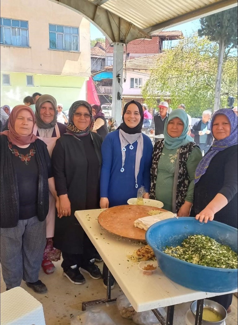 Köyün kadınları seferber oldu, binlerce gözleme aynı anda pişti