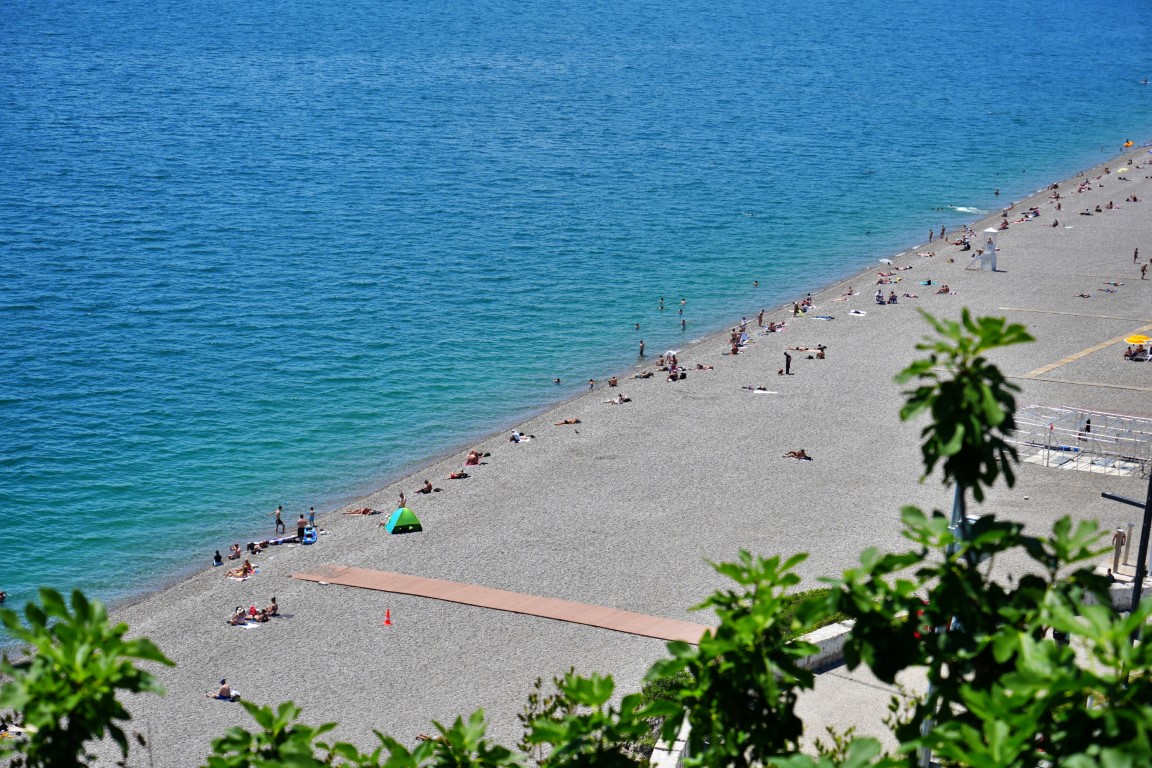 <p>Termometrelerin 28, deniz suyu sıcaklığının ise 21 derece olarak &ouml;l&ccedil;&uuml;ld&uuml;ğ&uuml; şehirde, Antalyalılar ve kenti ziyaret eden turistler sahile akın etti.&nbsp;</p>
<p><em><strong><span style="color: #ffffff; background-color: #ba372a;"><a style="color: #ffffff; background-color: #ba372a;" href="https://www.iha.com.tr/video-antalyada-termometreler-28-dereceyi-gosterdi-tatilciler-denizin-keyfini-cikardi">Haberin videosu i&ccedil;in tıklayın</a></span></strong></em></p>
<p><strong>Beg&uuml;m Aksoy - Fırat Demir</strong></p>