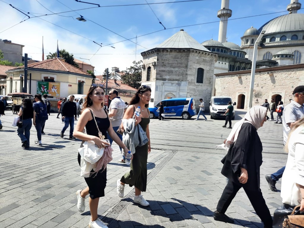 İstanbul’a bahar geldi, sıcak hava bunalttı