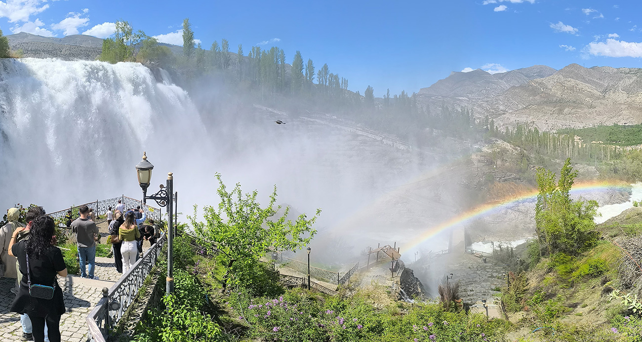 Tortum şelalesi coştu