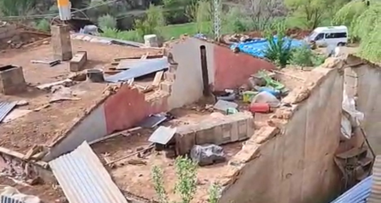 Şiddetli fırtına köyü harabeye çevirdi