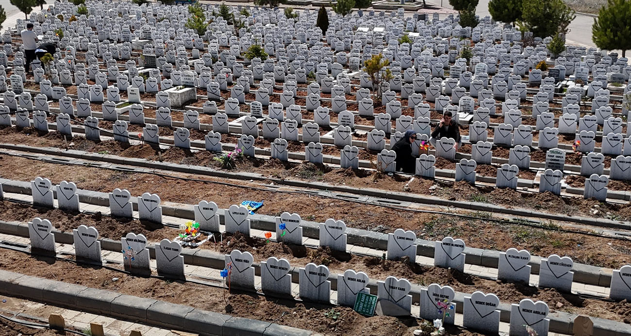 Bu mezarlıkta her taş bir acıyı anlatıyor