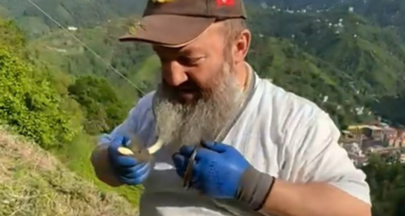 Yılanı kolye gibi boynuna doladı