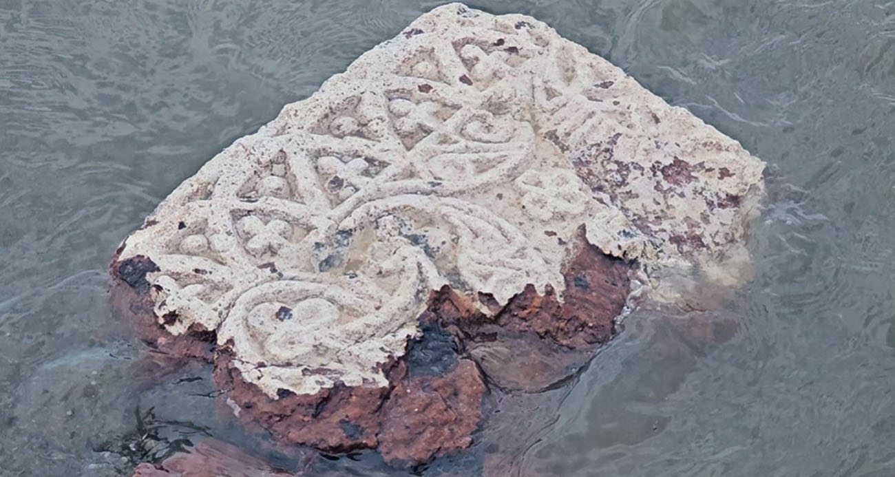 Van Gölü’ndeki tarihi mezarlar definecilerin hedefi oldu