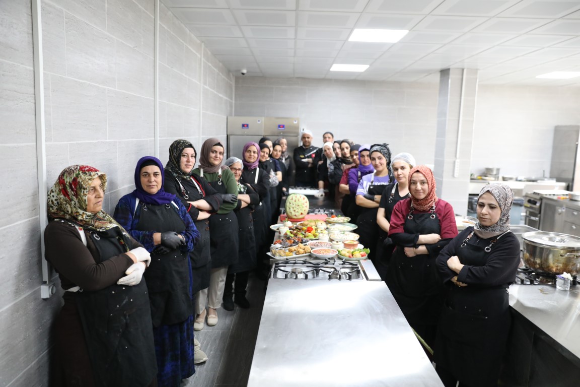 Dünya mutfağı ve yöresel yemekler kadınların elinde tat buluyor