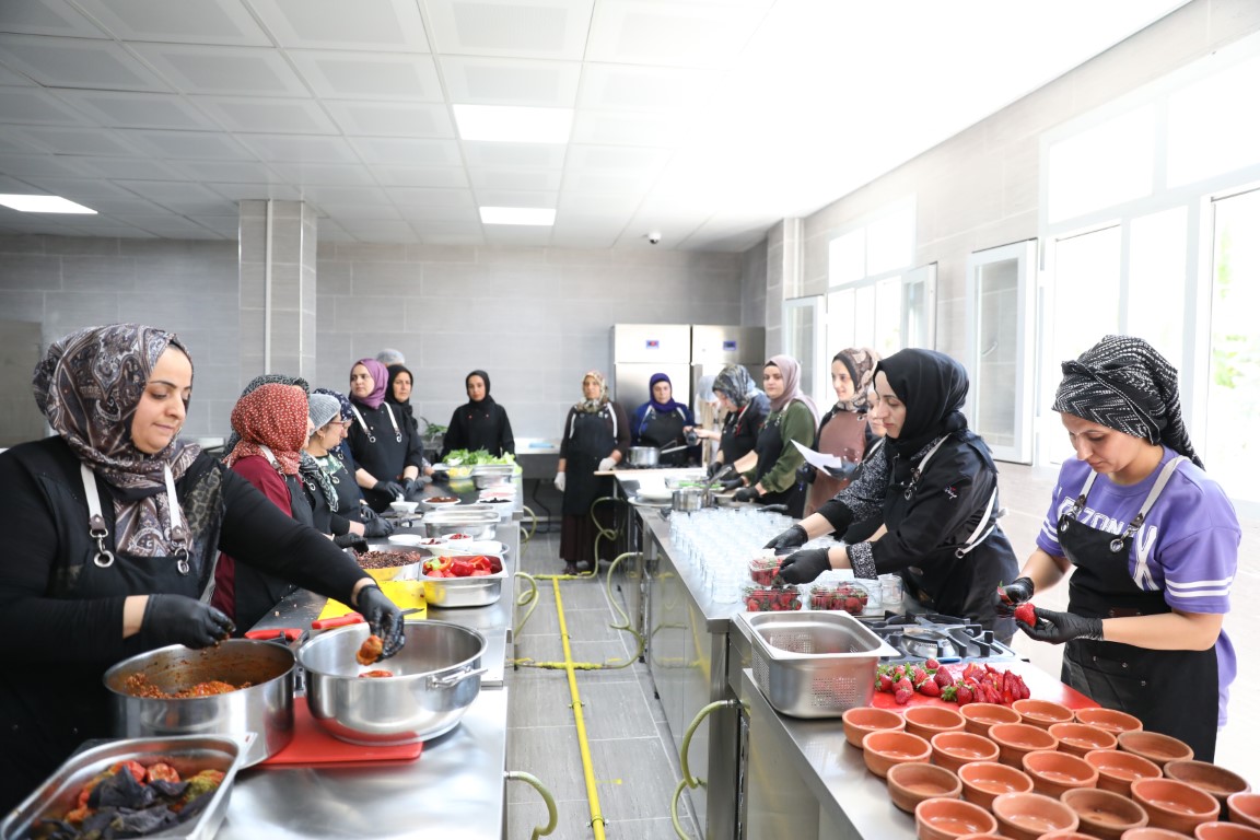 Dünya mutfağı ve yöresel yemekler kadınların elinde tat buluyor