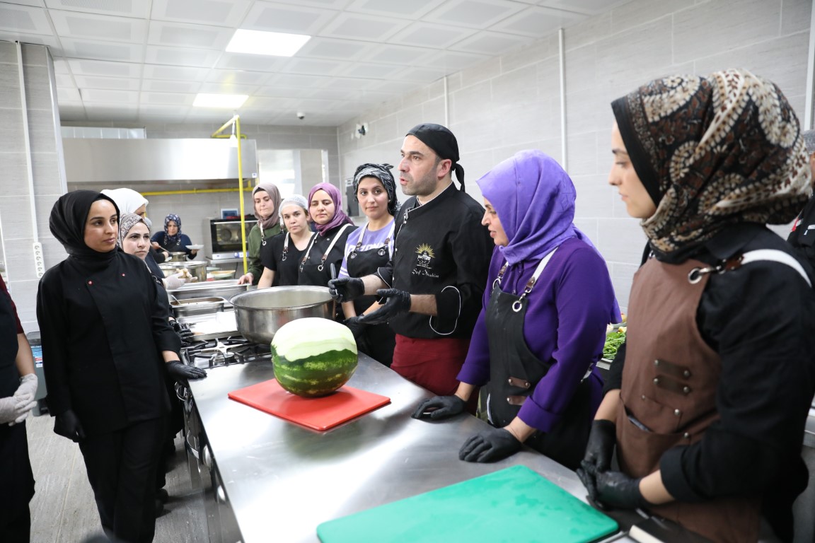 Dünya mutfağı ve yöresel yemekler kadınların elinde tat buluyor