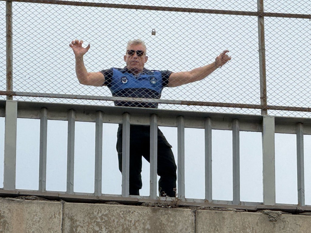 Dilenci önde zabıta amiri arkada adeta maraton koşusuna çıktılar