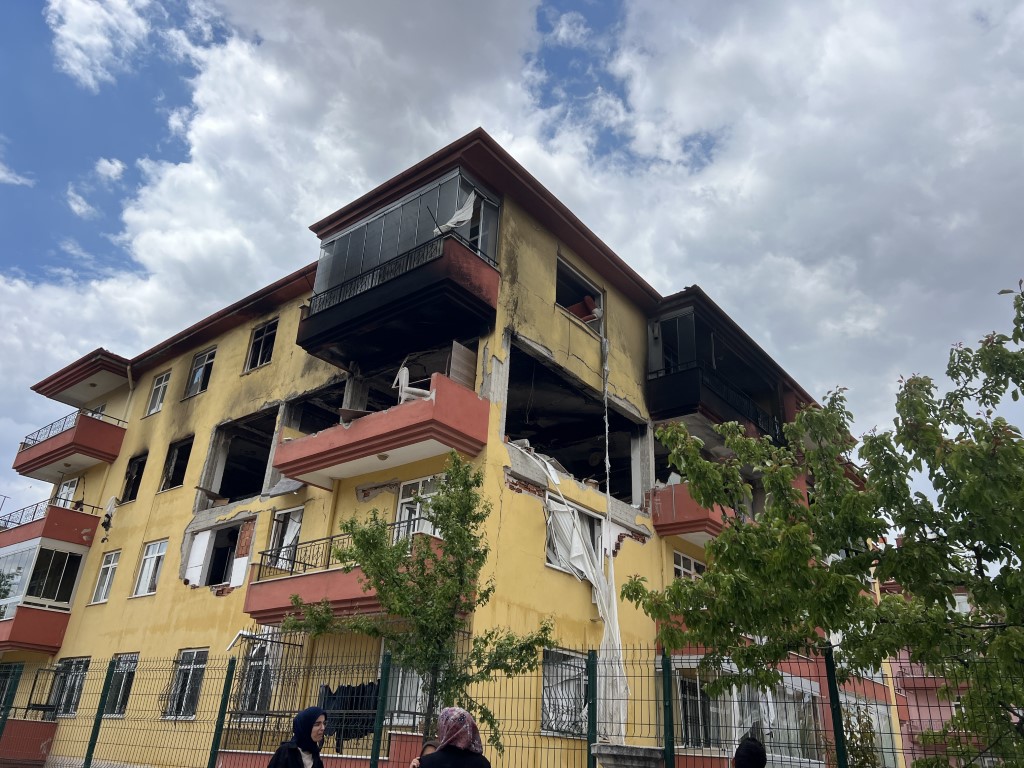 Dairesinde patlattığı doğalgaz onlarca kişiyi evsiz bıraktı