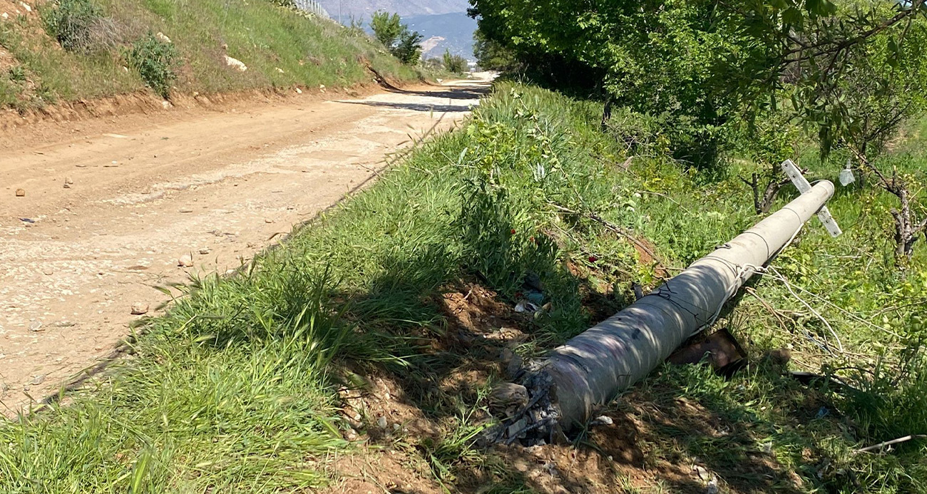Elektrik direğine çarpan otomobil hurdaya döndü; 2 ölü 1 yaralı