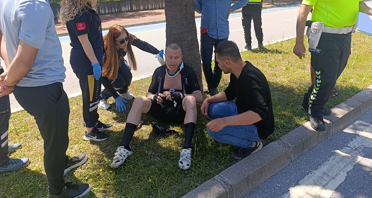 Bisiklet yoluna park eden otomobile bisiklet çarptı