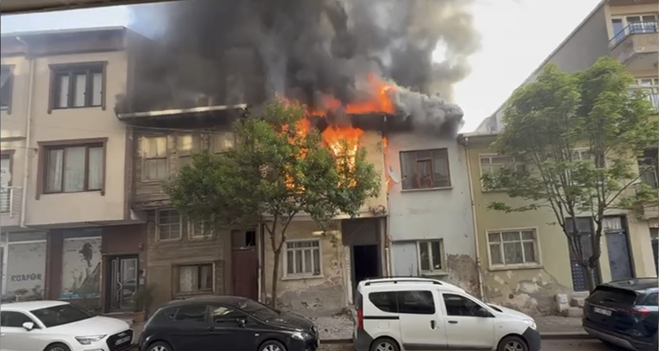 Kocaeli’de 2 ev alev alev yandı: Yanan ahşap ev duvarı 2 itfaiye erinin üzerine düştü