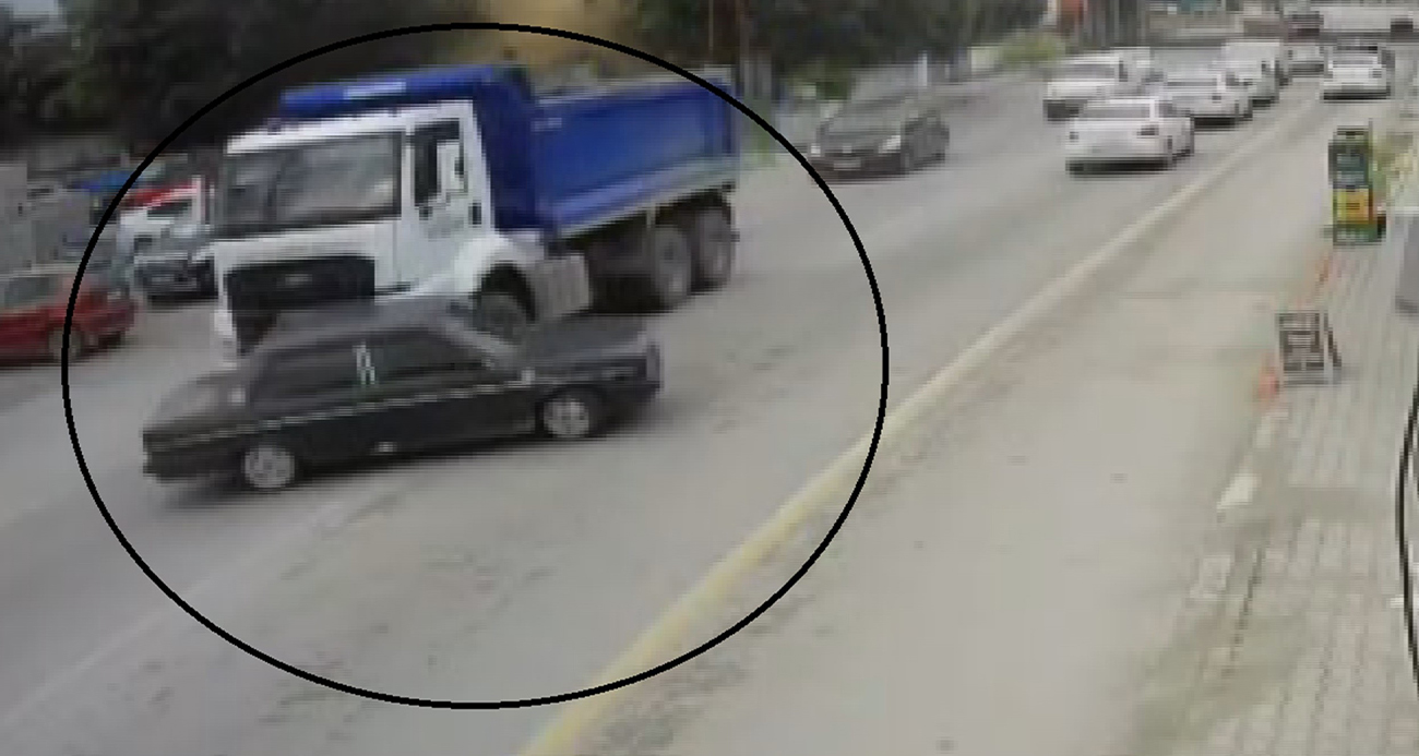 Hafriyat kamyonu, otomobili oyuncak araba gibi önüne aldı