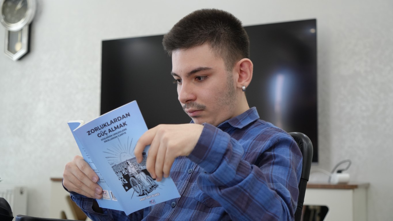 19 yaşındaki engelli birey Mert Esat hobileriyle hayata tutunuyor