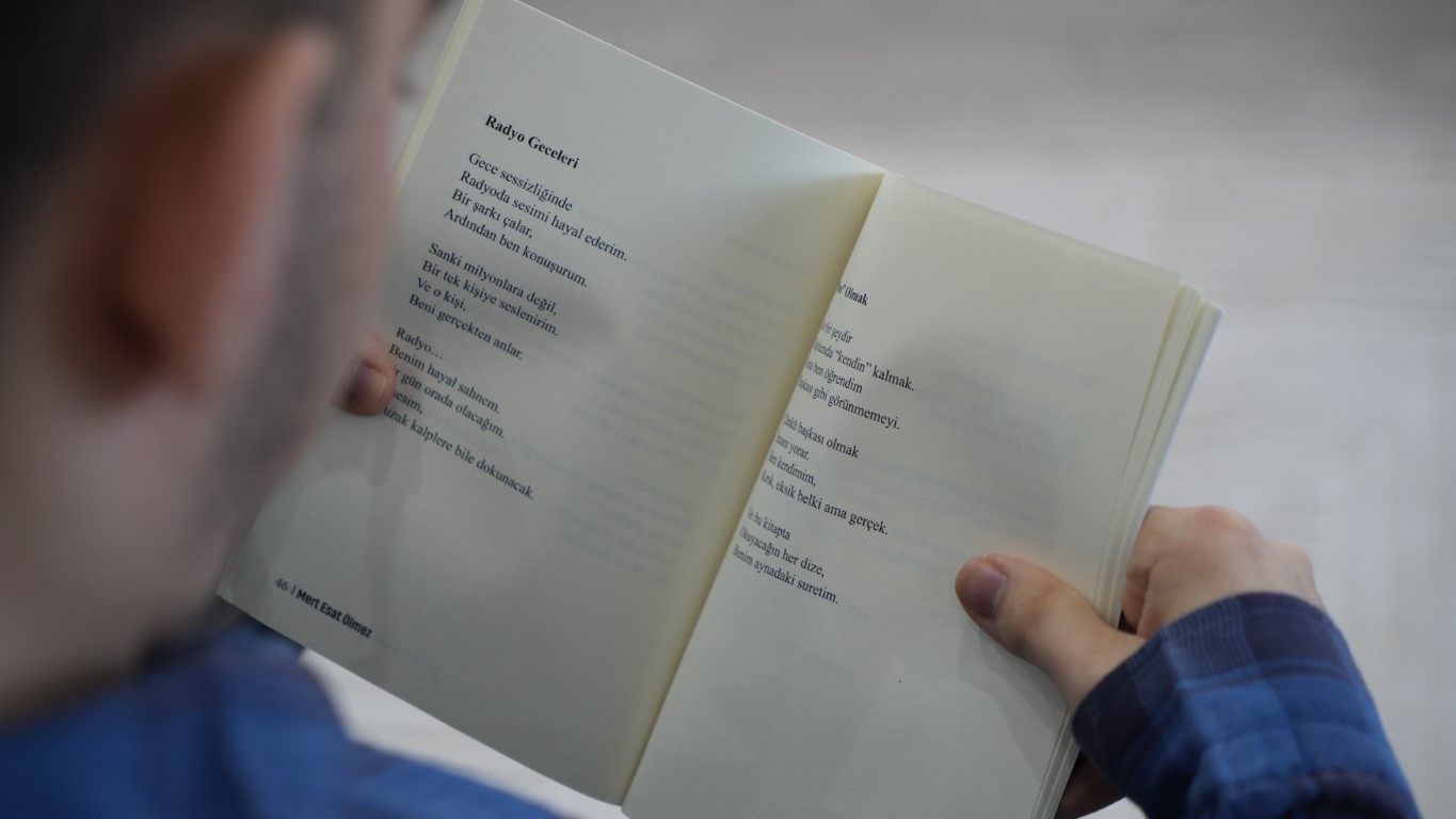 19 yaşındaki engelli birey Mert Esat hobileriyle hayata tutunuyor