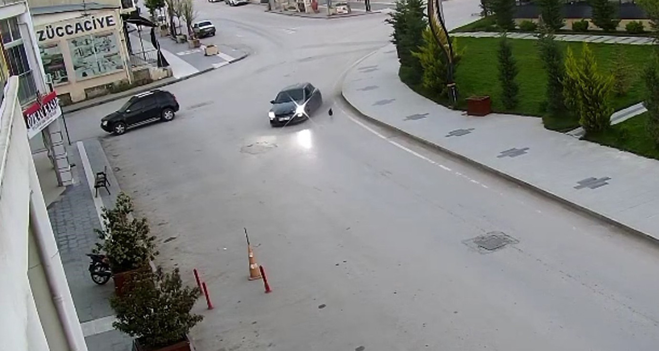 Alkollü sürücü önce kaldırıma sonra yolun karşısındaki iş yerinin saksılarına çarptı
