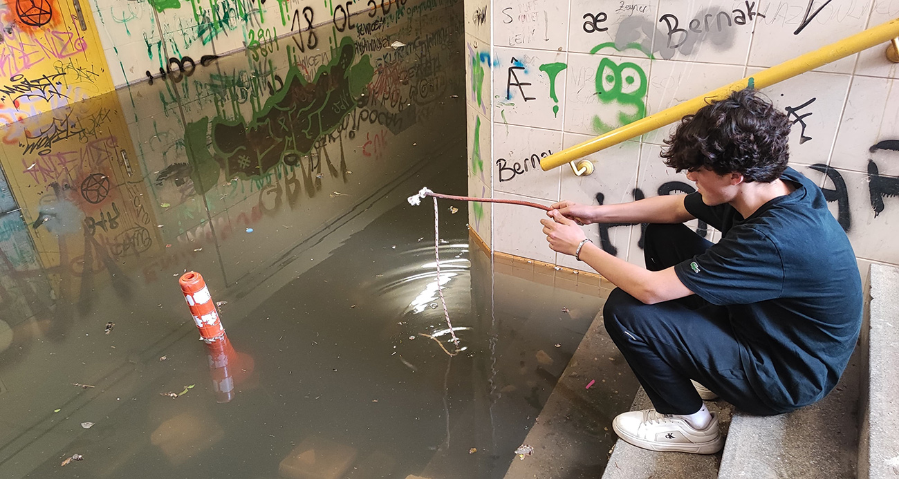 Alt geçit göle döndü, büyükşehir suyu tahliye etmeyince vatandaş balık avladı