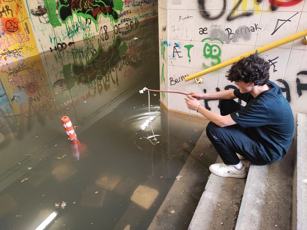 <p>Adana'da 26 Nisan'da etkili olan yağmur bir&ccedil;ok noktada su baskınlarına neden olurken, Alparslan T&uuml;rkeş Bulvarı'nda metro nedeniyle vatandaşların karşıya ge&ccedil;mesi i&ccedil;in yapılan alt ge&ccedil;it de sular altında kaldı.</p>
<p><strong><em><span style="color: #ffffff; background-color: #e03e2d;"><a style="color: #ffffff; background-color: #e03e2d;" href="https://www.iha.com.tr/video-alt-gecit-gole-dondu-buyuksehir-suyu-tahliye-etmeyince-vatandas-balik-avladi">Haberin videosu i&ccedil;in tıklayın</a></span></em></strong></p>
<p><strong>Fatih Ke&ccedil;e - Serkan &Ccedil;etinkaya</strong></p>