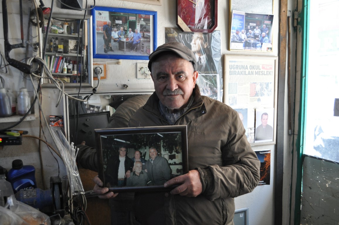 Kanser olan arkadaşının dükkanında bacayı tüttürmeye gayret ediyor