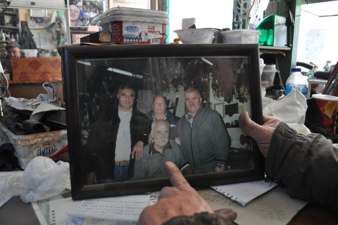 Kanser olan arkadaşının dükkanında bacayı tüttürmeye gayret ediyor