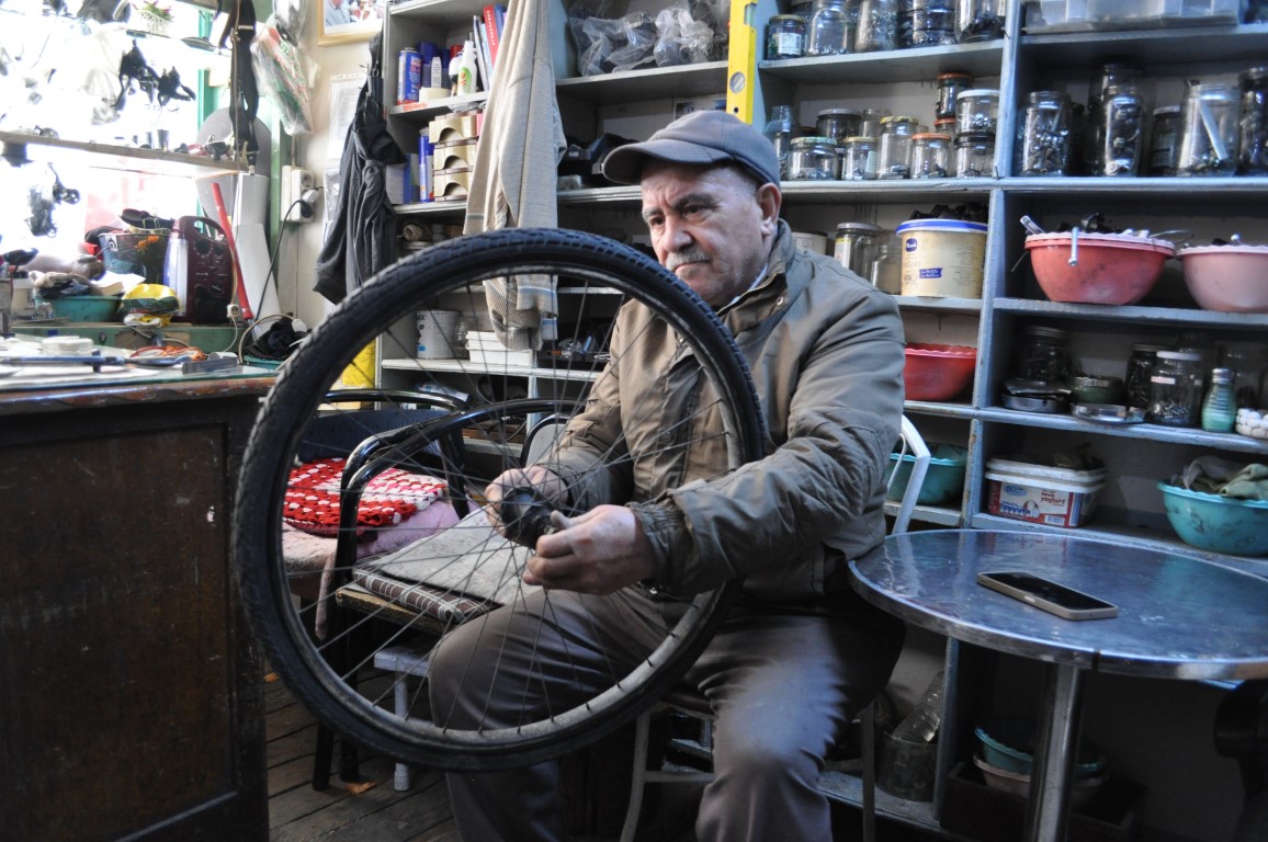 Kanser olan arkadaşının dükkanında bacayı tüttürmeye gayret ediyor