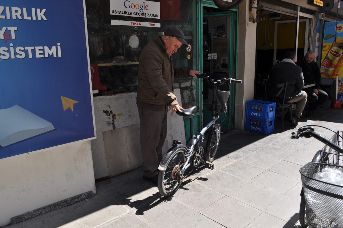 Kanser olan arkadaşının dükkanında bacayı tüttürmeye gayret ediyor