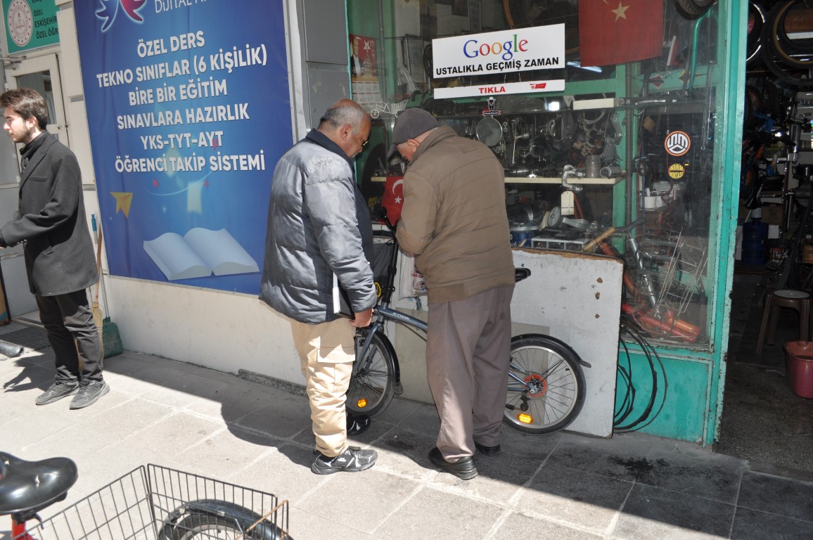 Kanser olan arkadaşının dükkanında bacayı tüttürmeye gayret ediyor