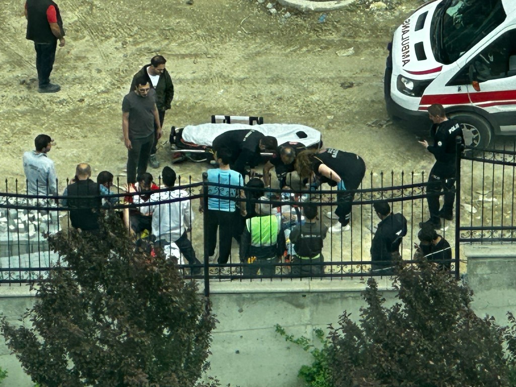 Ankara’da kule vinç devrildi: 3 yaralı