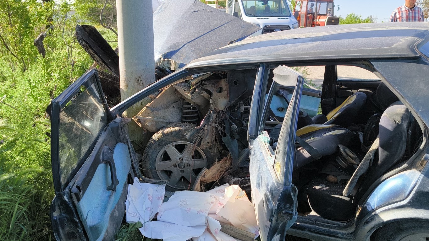 Elektrik direğine çarpan Tofaş hurdaya döndü: 2 yaralı